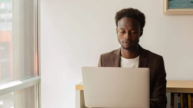 Consultant travaillant sur ordinateur dans un bureau pour illustrer le portage salarial au quotidien