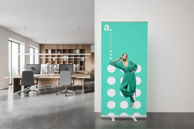 Roll-up publicitaire installé dans un espace professionnel