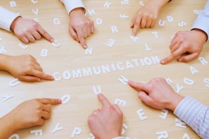 Une plaque professionnelle en métal avec le nom et le logo d'une entreprise, un outil essentiel pour une communication efficace et une visibilité accrue.