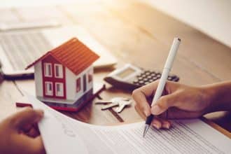 Une cédule hypothécaire, document clé du droit immobilier suisse, illustrant la garantie d'un prêt hypothécaire sur un bien immobilier.
