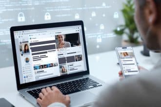 Visionner les stories Instagram anonymement : enjeux et légalité expliqués