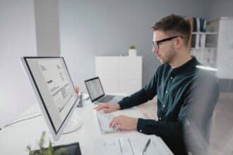 Homme travaillant sur une facture à l’ordinateur