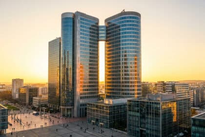 Vue panoramique du complexe Cœur Défense sous une lumière dorée de fin de journée à Courbevoie.