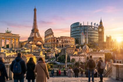 Montage photo montrant des monuments emblématiques d'Europe vus par des touristes lors d'un coucher de soleil.