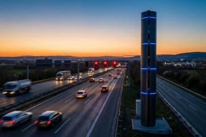 Un radar tourelle Mesta Fusion 2 au bord d'une autoroute au coucher du soleil avec une circulation dense.