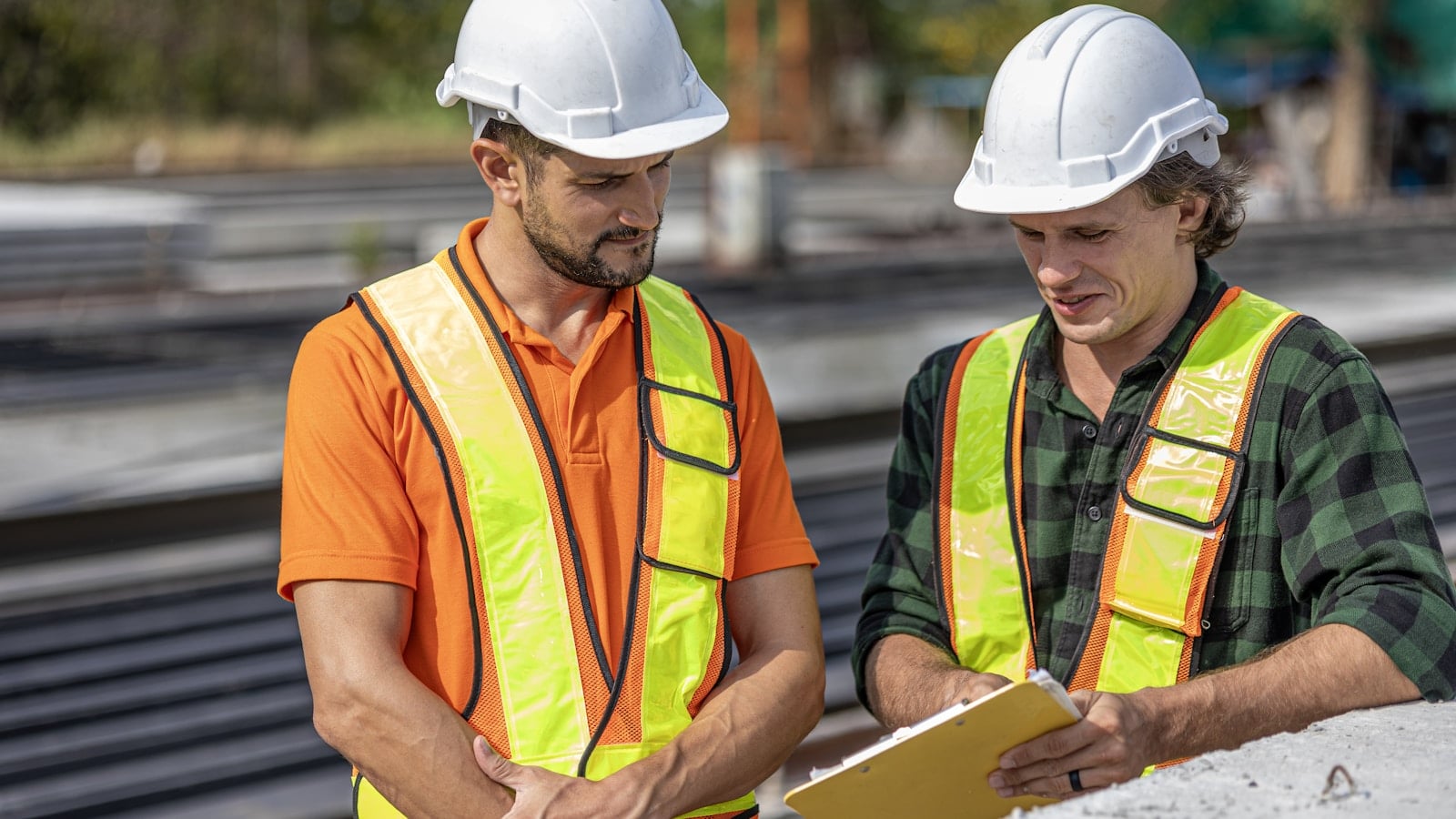 Professionnels du BTP consultant un dossier de chantier