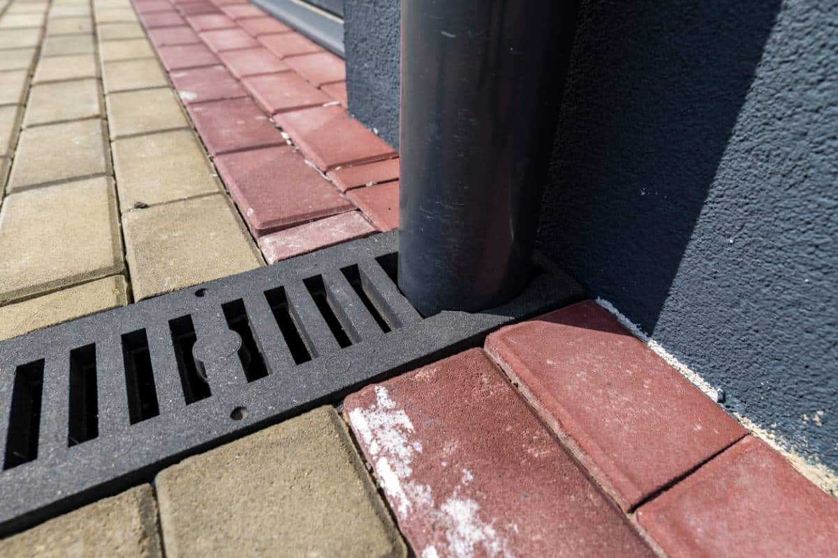 Caniveau et descente d’eau le long d’un mur