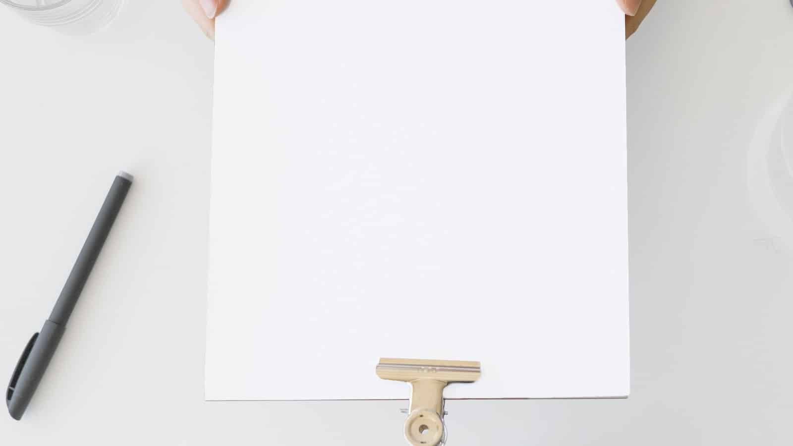 Documents administratifs vierges sur un bureau, préparation de bulletins imprimés