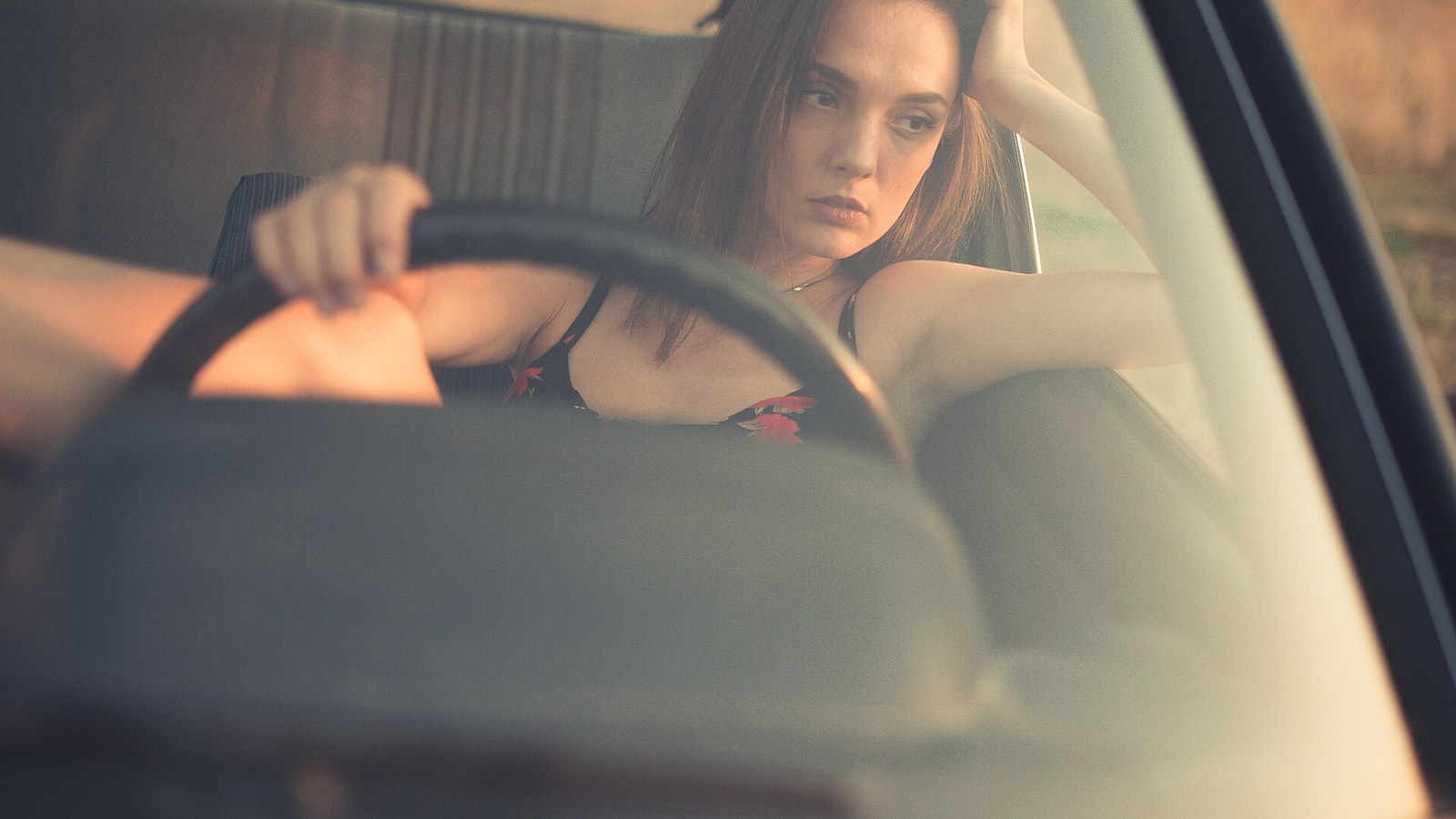 Conductrice dans une voiture illustrant les démarches de test psychotechnique permis à Bordeaux