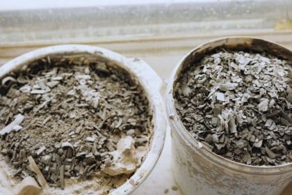 Seaux remplis de débris de plâtre gris