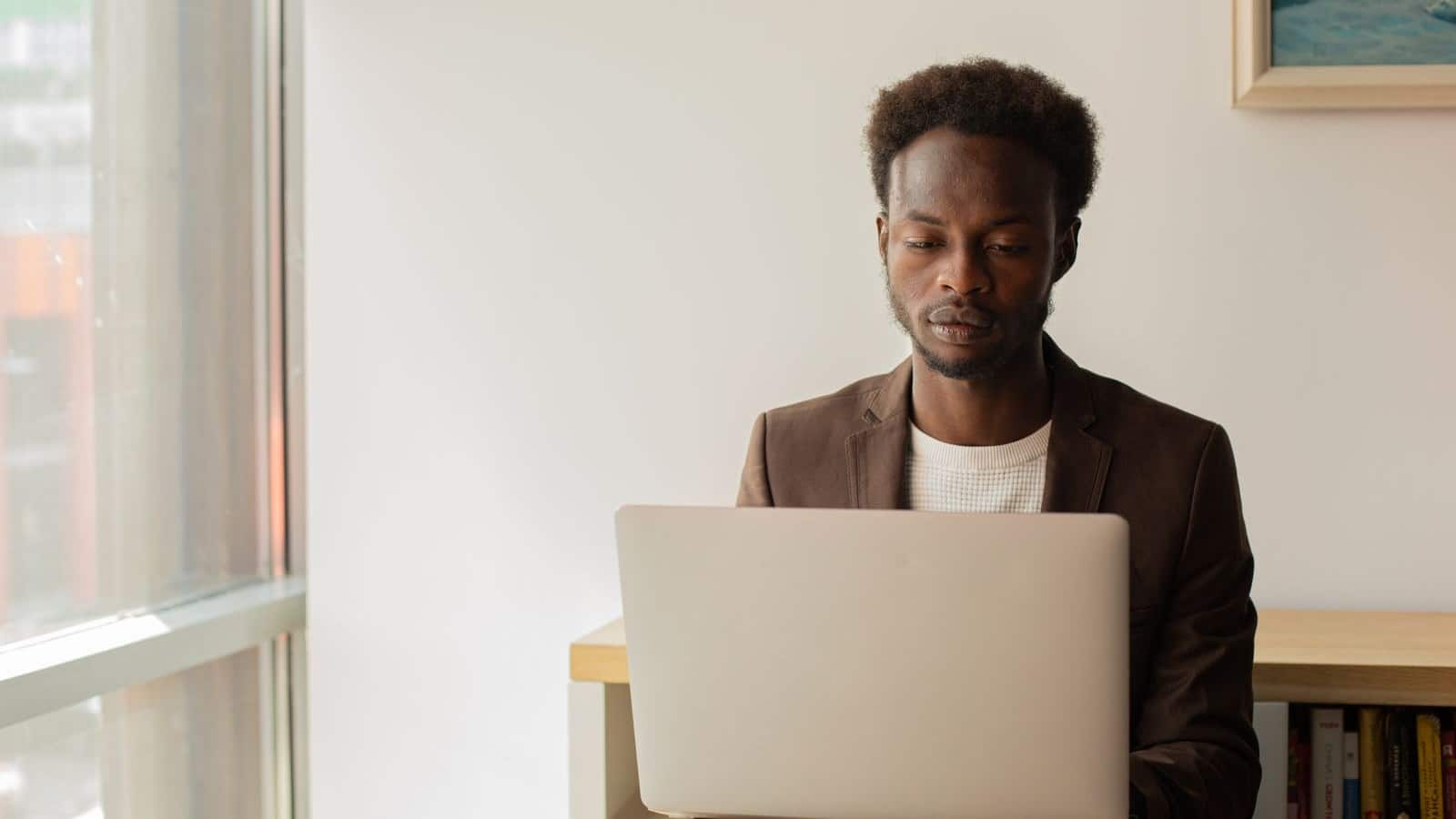 Consultant travaillant sur ordinateur dans un bureau pour illustrer le portage salarial au quotidien
