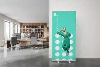 Roll-up publicitaire installé dans un espace professionnel