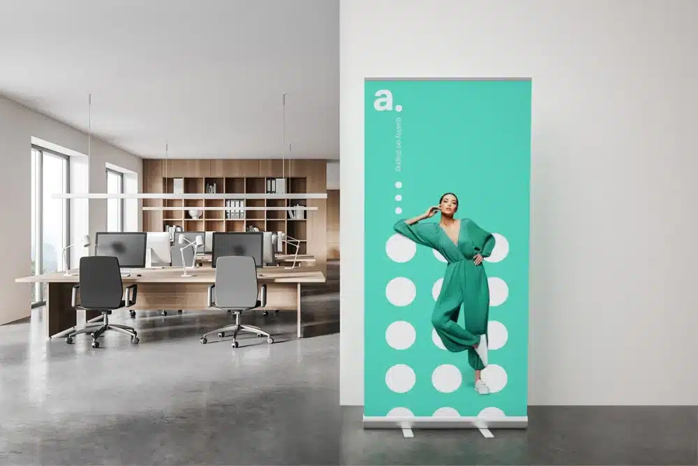 Roll-up publicitaire installé dans un espace professionnel